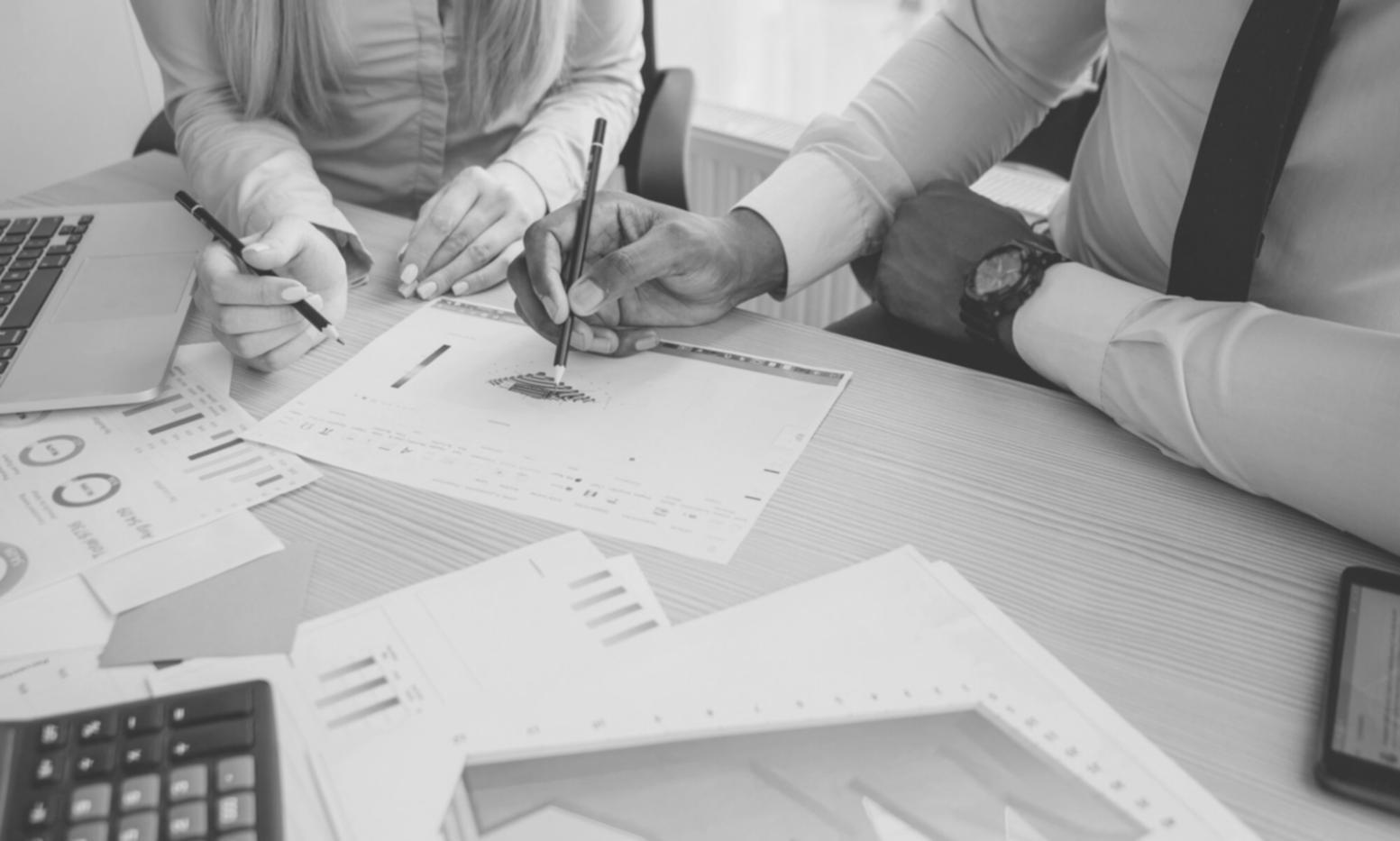 Análisis detallado de gráficos financieros mostrando impacto inflacionario en presupuestos