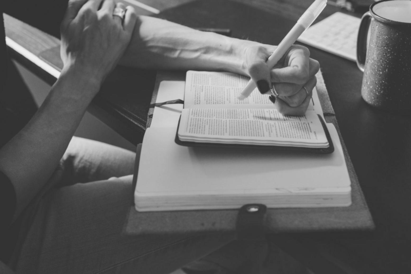 Familia revisando sus finanzas personales en casa con documentos y calculadora