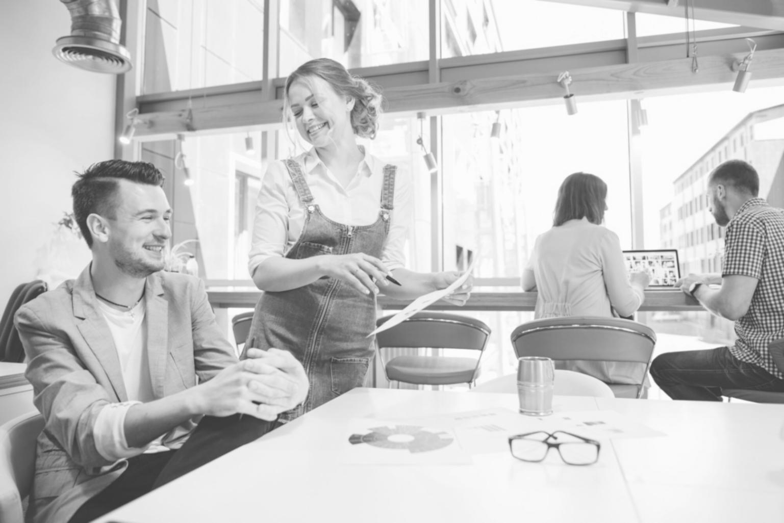 Equipo trabajando en el desarrollo de herramientas financieras