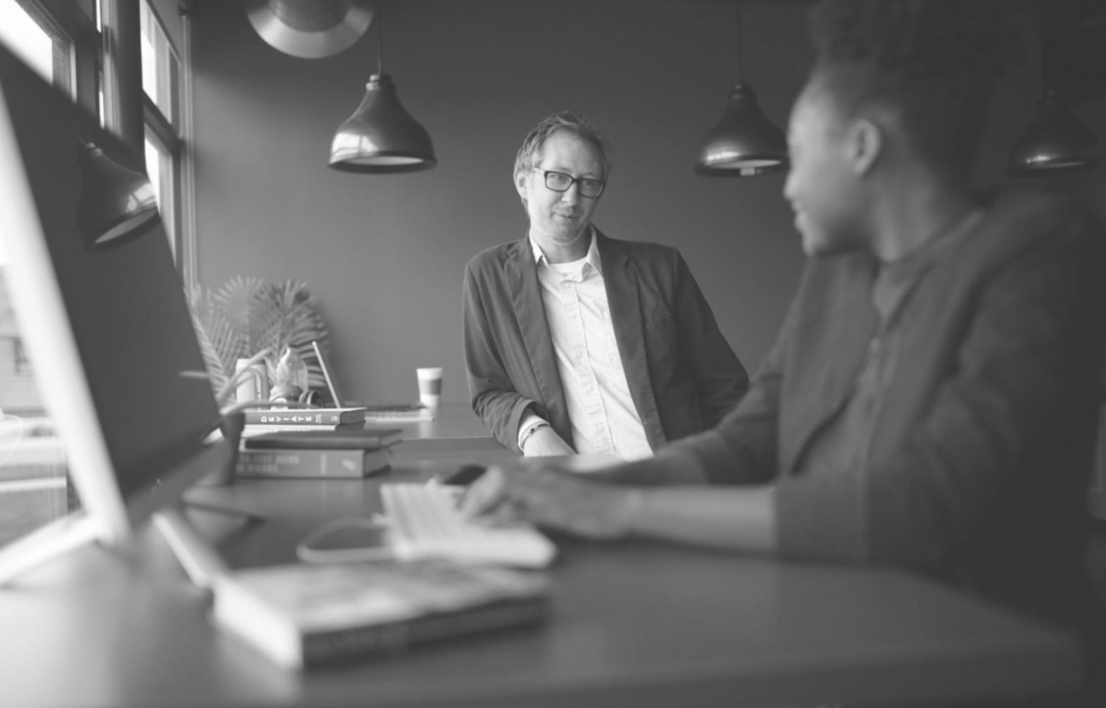 Profesional explicando estrategias de ahorro y presupuesto a una pareja joven